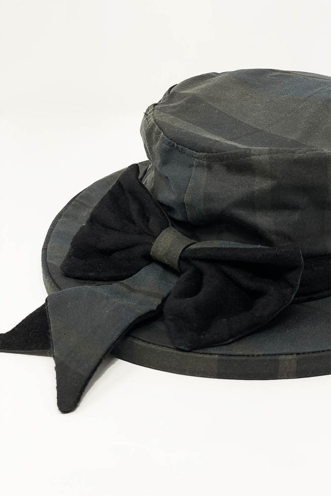 CAPPELLO BLACKWATCH CERATO IMPERMEABILE CON FIOCCO TARTAN - Ghiglino1893